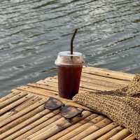คาเฟ่กลางน้ำสุดชิล บรรยากาศดีต่อใจ #สัตหีบ 🥤⛰️🍃