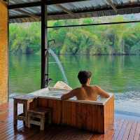 นอนแพริมน้ำ วิวภูเขา บรรยากาศโคตรฟิน 🛁⛰️🏞️