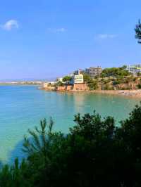Cami de Ronda 是一條較長的健行步道，沿著這裡的海岸經過