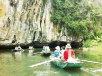 ล่องเรือกลางหุบเขา สัมผัสเสน่ห์ธรรมชาติที่ Tam Coc