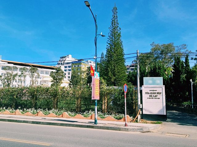 越難大叻春香湖畔著名景點：Đà Lạt Bishop Mission，湖邊歐式雕像和建築，適合打卡拍照📸
