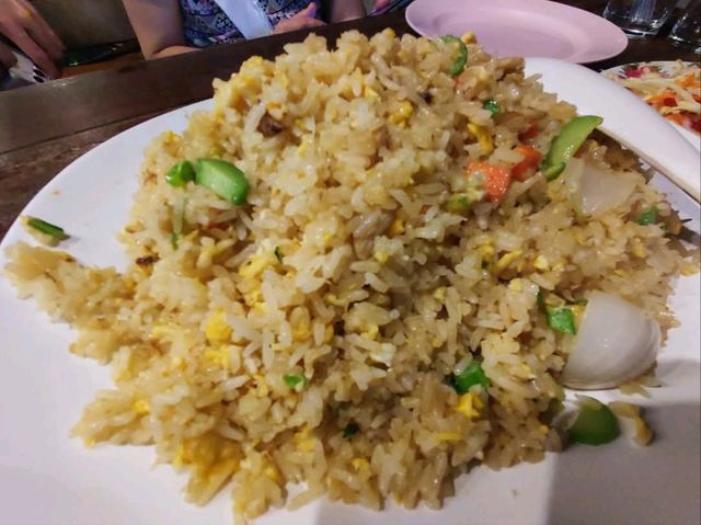 ร้านอาหารติดทะเลระยอง บนหาดแม่รำพึง
