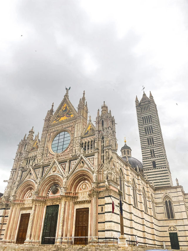 สัมผัสทุ่งหญ้าเขียวที่ ทัสคานี (Tuscany)