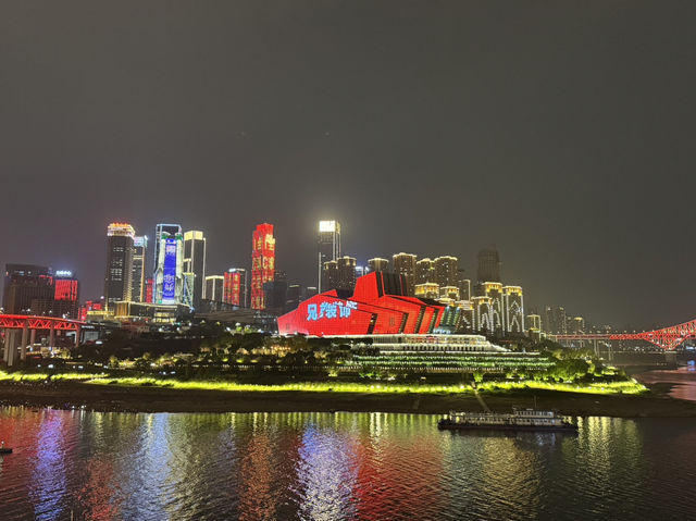 夜幕下的夢幻洪崖洞：重慶的璀璨風情之旅