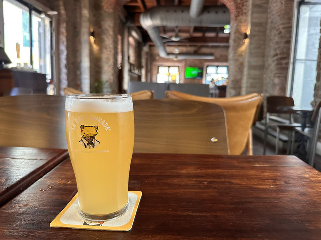 【La Rana Dorada Casco】金色のカエルと、パナマの地ビールの魔法。