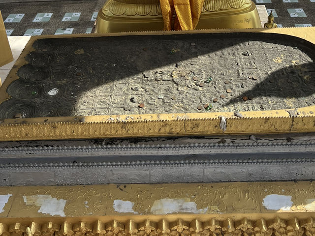 รอยพระพุทธบาทจำลอง วัดเกาะลอย