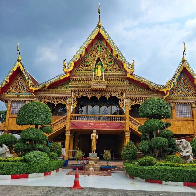 สักการะพระพุทธชินราชจำลองที่วัดสายไหม
