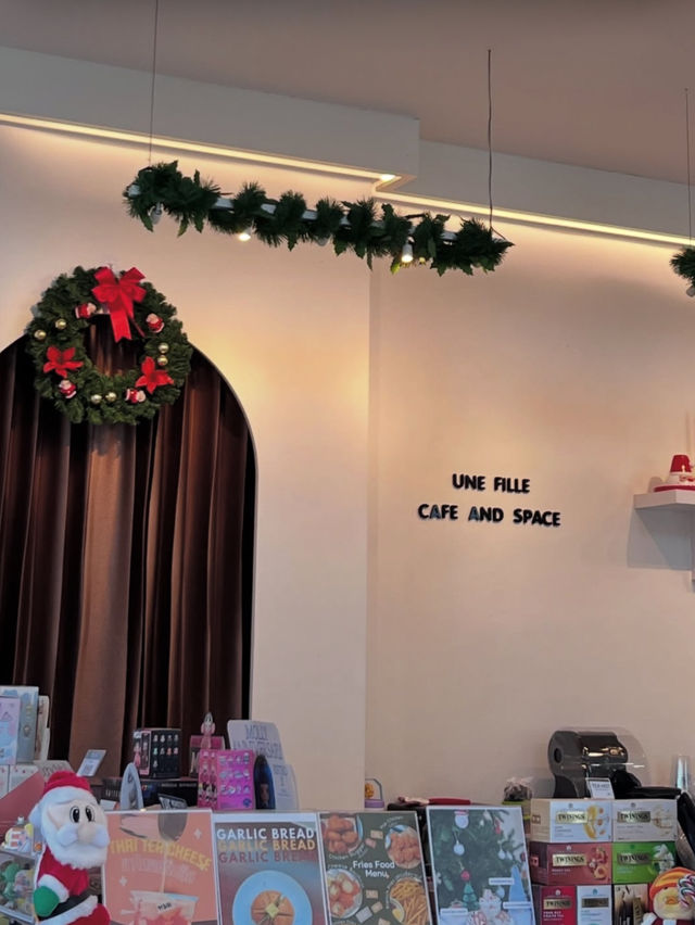 คาเฟ่ Une Fille Café And Space