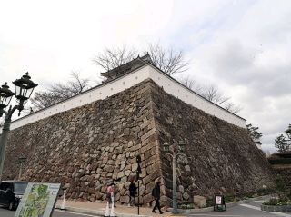 【福山】역에서 도보로 바로 갈 수 있는 복원된 명성 '후쿠야마성'으로.