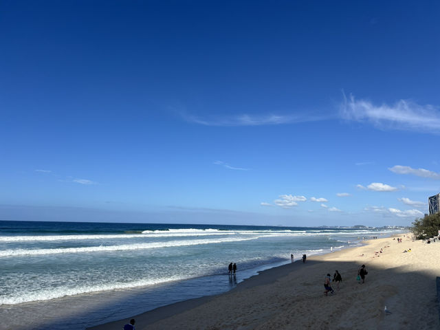 ☀️ 正午時分走在衝浪者天堂沙灘：陽光、海浪與熱情的黃金海岸