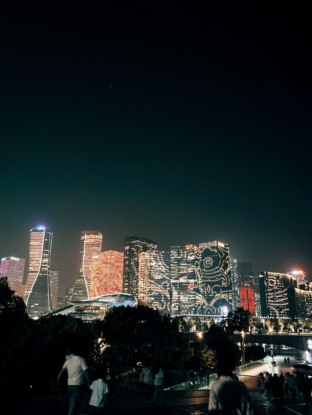 เดินเล่นชมแสงไฟริม Qiantang River