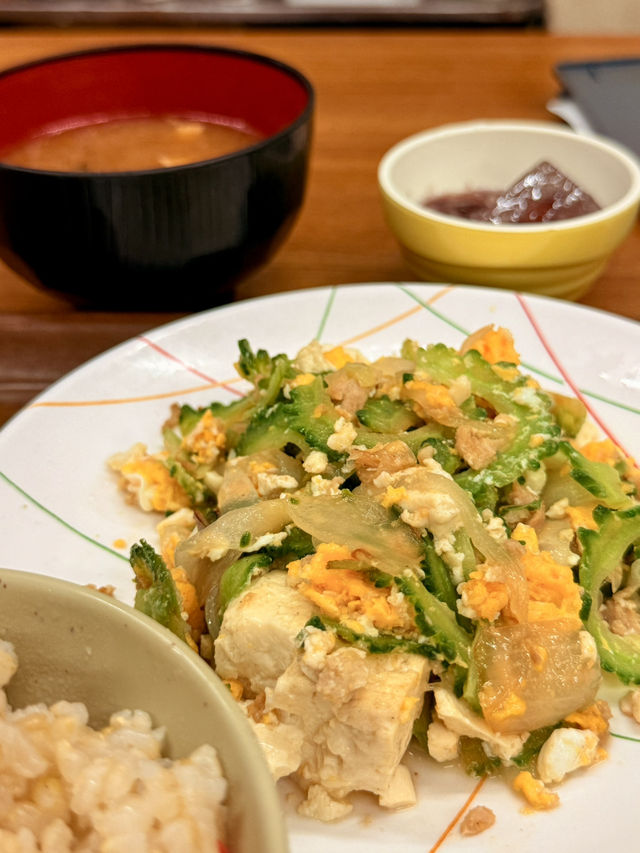 沖繩｜像回阿嬤家吃飯的花笠食堂 一盤濃縮近代歷史的炒苦瓜