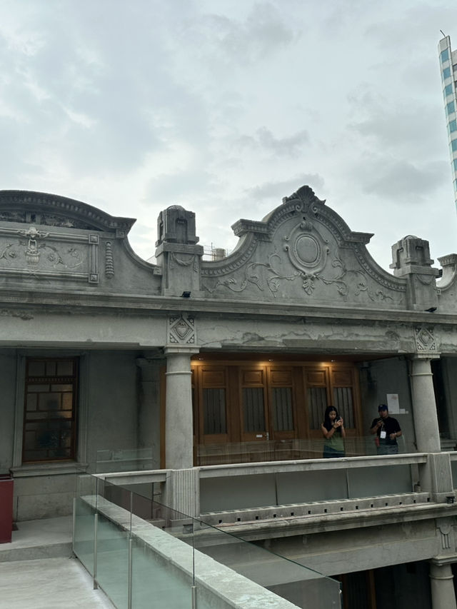 🧱「百年古厝變身設計殿堂！台南信義街硓𥑮石黃宅重生魅力全開」 