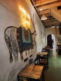 The Mugshot Cafe Bagels, Brews & Heritage Vibes in George Town