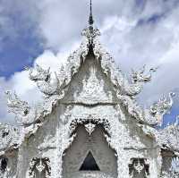 ✨🏯 *Wat Rong Khun: The Surreal White Temple of Chiang Rai* 🕊️🎨