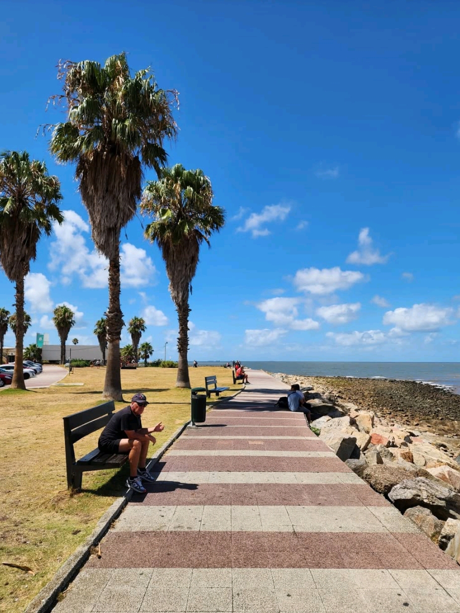 Jalan-jalan di Laut di Montevideo