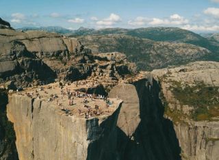 懸崖上的壯麗景色，聖壇岩健行後記