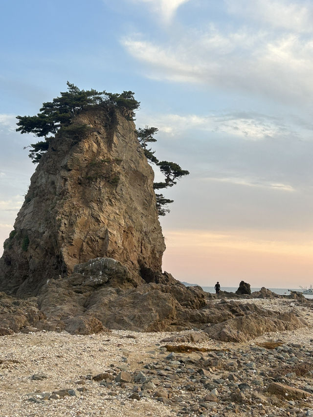 할미·할아비바위 너머 붉은 노을에 물든, 꽃지해수욕장에서의 감성 산책 🌅✨ 