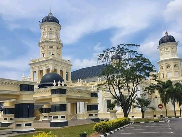 Sultan Abu Bakar State Mosque – The Crown Jewel of Johor ✨🕌 Sultan Abu Bakar State Mosque – The Crown Jewel of Johor ✨🕌