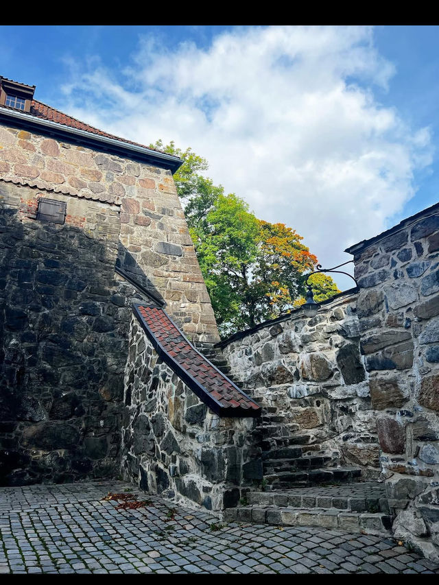 オスロの歴史を感じる絶景スポット「アーケシュフース城」🏰 