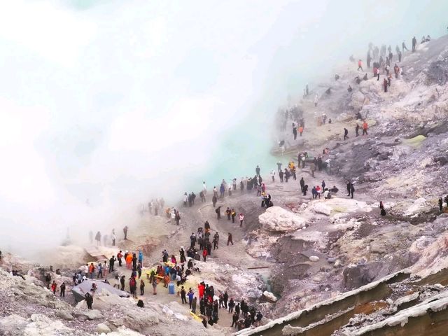 伊真火山──藍色火焰的奇幻世界