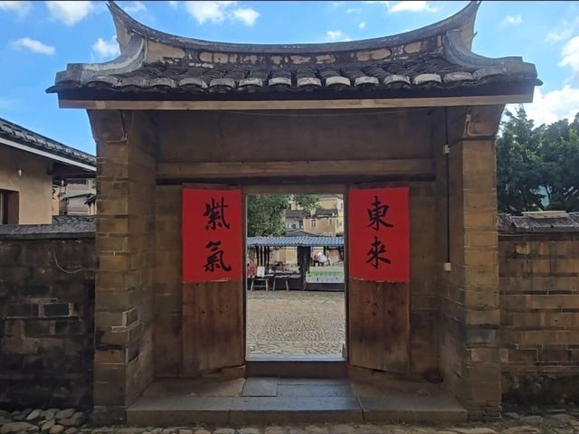 泥土與記憶之間  |  我站在樓心，聽見歷史與生活交錯的聲音