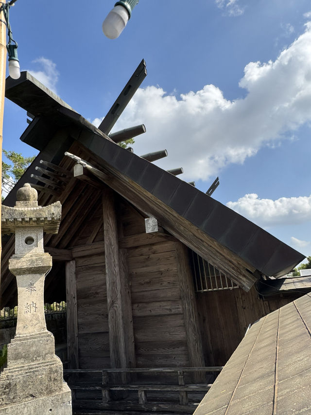 日本沖繩|八坂神社——木門斑駁、注連繩與紙垂隨風輕揚,素戔嗚尊的守護在樸實中安定人心 日本沖繩|八坂神社——木門斑駁、注連繩與紙垂隨風輕揚,素戔嗚尊的守護在樸實中安定人心