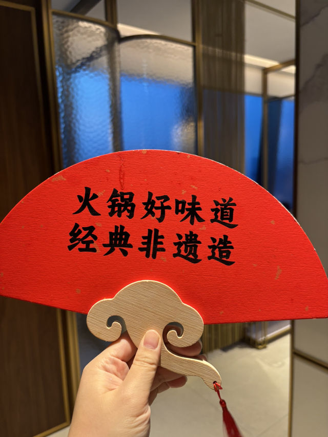 朝天門滾滾紅油美食靚景：享受101樓高空非遺火鍋