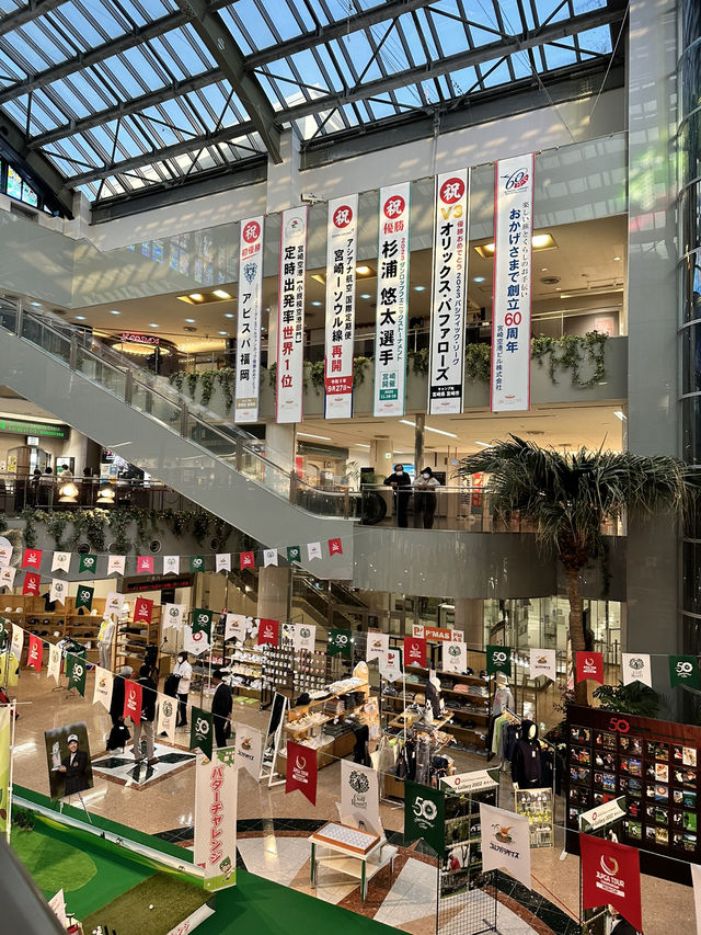 ブーゲンビリアが咲き誇る空港
