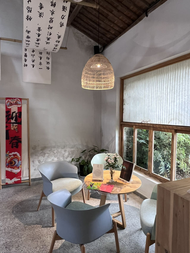 พักใจที่ Two Trees Boutique Hostel 🌳✨