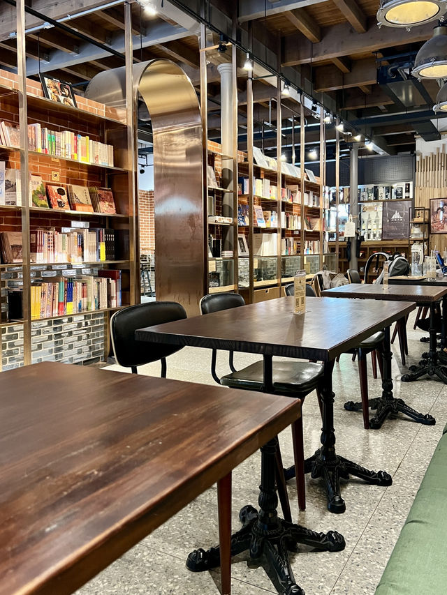 台北駅・北門駅 赤煉瓦の美しい三井記憶倉庫内のカフェ 川流之島
