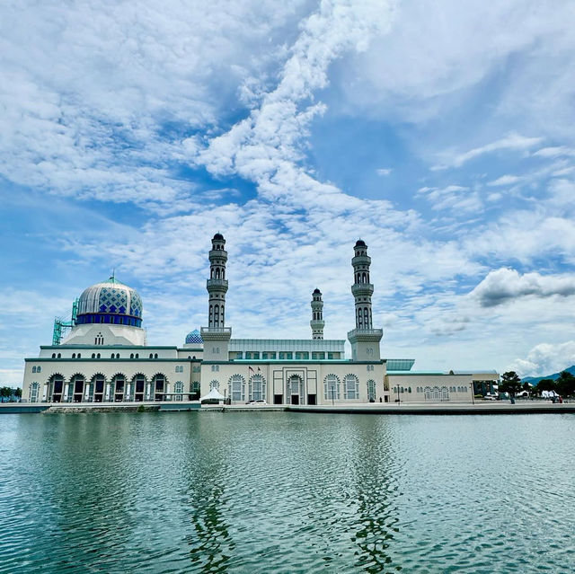 Tranquil Reflections at Masjid Bandaraya, Kota Kinabalu Tranquil Reflections at Masjid Bandaraya, Kota Kinabalu