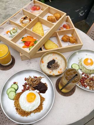 #雪邦行程

🌿 塔昆別墅 – 雪邦山間靜謐之所 🌳✨

在雪蘭莪州雪邦附近的塔昆別墅，您可以盡情放鬆身心，享受大自然的寧靜。別墅四周環繞著鬱鬱蔥蔥的綠植和熱帶森林，是家庭、情侶或任何想要遠離城市喧囂、尋求寧靜休憩之所的理想選擇。

🏡 住宿：

您可以選擇豪華露營帳篷、溫馨客房或寬敞舒適的別墅，盡情享受舒適與放鬆。

客房均配有私人陽台、現代化設施，並可欣賞森林美景，為您帶來煥然一新的住宿體驗。

💡 亮點：

享受寧靜的自然環境，是放鬆身心、晨間漫步或與家人共度美好時光的理想之選。

別墅內設有咖啡廳、休息室和小型泳池，提供您舒適休閒的場所。

別墅環境溫馨，設有安全的兒童戶外空間，是家庭度假的理想選擇。

🌸 遊客小撇步：

預訂家庭套房或別墅，享受更寬敞舒適的空間。

建議攜帶驅蚊劑和舒適的鞋子，以便在飯店內散步。

這裡是尋求寧靜、親近大自然、體驗獨特山間度假之旅的理想之選。

#VillaTakun #Sepang #NatureEscape #FamilyGetaway #thingstodo #familytravel #couplestrip #staycation #travel