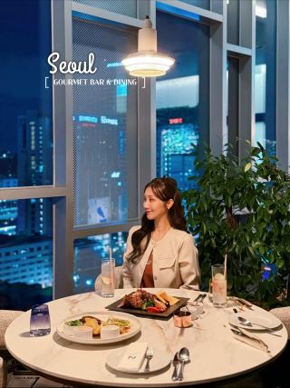 在燈光璀璨的市中心享用晚餐🍽️