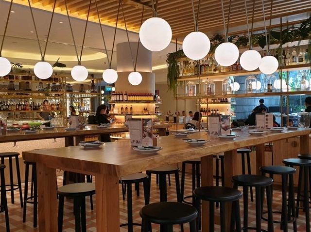 🍽️ Changi Airport: A Global Foodie Destination! 🇸🇬✈️