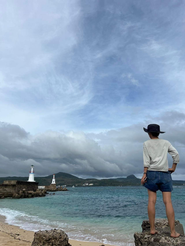 《星砂灣的雙燈塔海景，美得像沖繩一樣迷人》