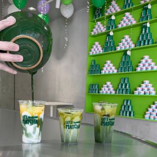 Trendy matcha shop with Saudi flag as its main color