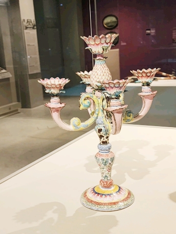 18世紀の広州製彩絵琺瑯皿 | Trip.com シンガポール