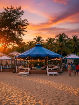  인도 고아주 아곤다 해변의 고요한 저녁과 황금빛 일몰 。