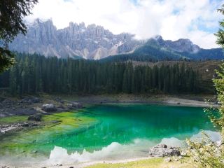 [The Dolomites] A Stroll Around Lago di Carezza: Discovering the Purest "Rainbow Mirror" of the Alps.