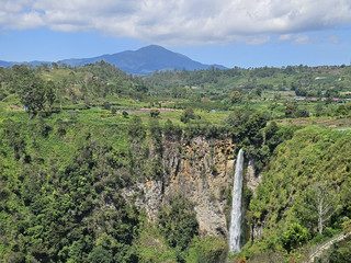 Mahakarya Alam: Danau Toba & Air Terjun Sipiso Piso 。