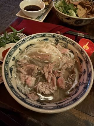 Наткнулись на The Son Bistro, гуляя по очаровательным улочкам Хойана, и как же здорово, что мы это сделали!