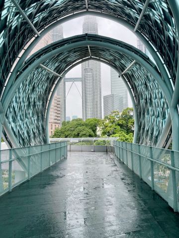 Địa điểm lý tưởng để chụp ảnh miễn phí Tháp đôi Petronas mà không cần phải xếp hàng chờ lên các tòa nhà cao tầng.