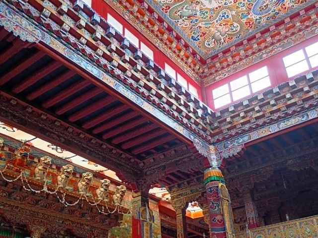 Super beautiful and impressive temple - totally worth a visit!