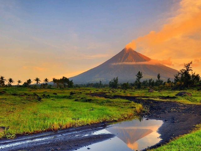 Mount Mayon: A majestic volcano in the Philippines!
