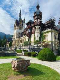 有供暖的先進城堡，Peleș Castle（佩雷什城堡）位於 羅馬尼亞喀爾巴阡山脈的錫納亞（Sinaia）