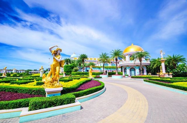 🇹🇭Pattaya, Thailand. A dreamlike luxurious golden house.