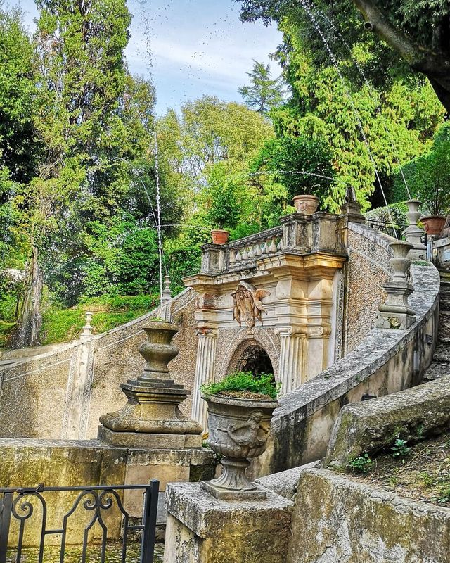 Uncover the Timeless Beauty of Villa d'Este's Fountain Garden: A Hidden Gem of Tivoli, Rome 🌿💦