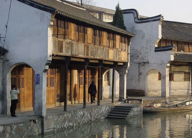 浙江一座古鎮，至今完好地保存著宏大的明清古建築群，國內罕見