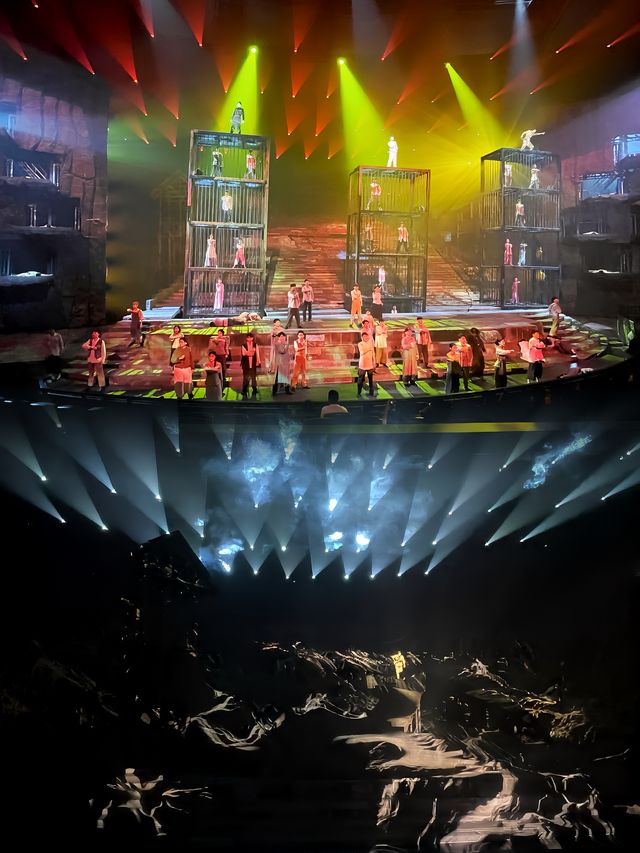 必看|“世界之最” 360度旋轉的8億劇場上演歷史中的重慶